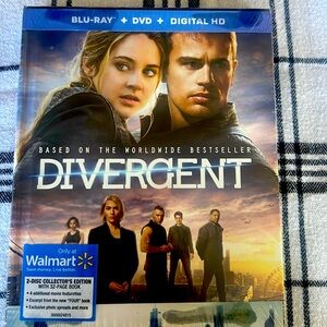 Divergent Blu-ray/DVD 2-Disc Collector’s Edition with 32-Page Book